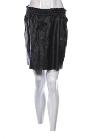 Пола Top Secret, Размер M, Цвят Черен, Цена 2,04 €