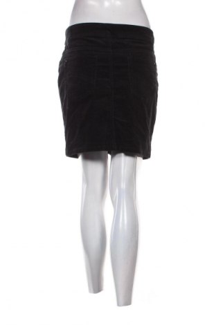 Пола Yessica, Размер M, Цвят Черен, Цена 2,04 €