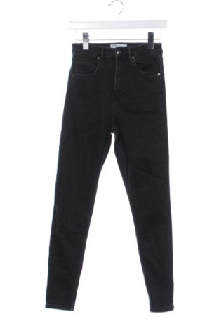 Дамски дънки Bershka, Размер XS, Цвят Черен, Цена 10,22 €, #136709790