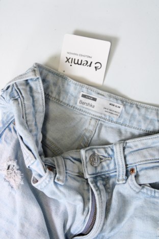 Damskie jeansy Bershka, Rozmiar XXS, Kolor Niebieski, Cena 32,99 zł, #136685612