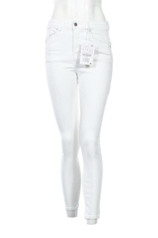 Blugi de femei Pull&Bear, Mărime M, Culoare Alb, Preț 145,99 Lei, #136678971