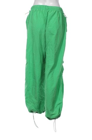 Damskie spodnie sportowe Bershka, Rozmiar L, Kolor Zielony, Cena 78,99 zł