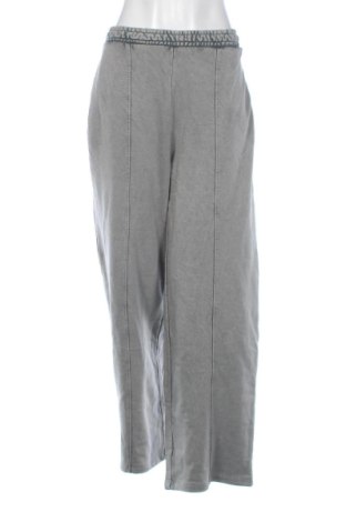 Дамско спортно долнище Pull&Bear, Размер L, Цвят Сив, Цена 24,03 €, #136677180