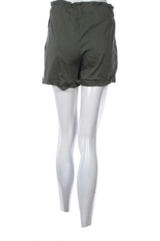 Damen Shorts NEW COLLECTION, Größe S, Farbe Grün, Preis 5,99 €