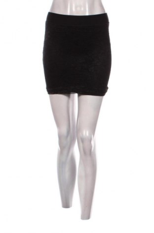 Пола H&M Divided, Размер S, Цвят Черен, Цена 2,04 €