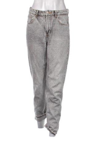 Damskie jeansy Bershka, Rozmiar M, Kolor Szary, Cena 85,74 zł, #136781313