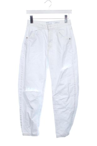 Damskie jeansy Bershka, Rozmiar S, Kolor Biały, Cena 57,99 zł, #136783216