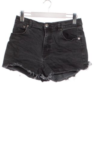Дамски къс панталон Pull&Bear, Размер L, Цвят Черен, Цена 9,71 €, #136811524