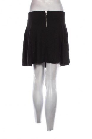 Пола H&M Divided, Размер S, Цвят Черен, Цена 2,04 €