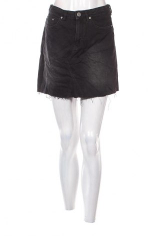 Пола H&M Divided, Размер S, Цвят Черен, Цена 2,04 €