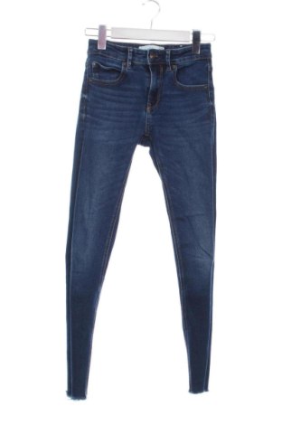 Damskie jeansy Stradivarius, Rozmiar XXS, Kolor Niebieski, Cena 91,09 zł, #136826085