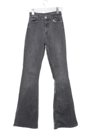Damskie jeansy Bershka, Rozmiar XS, Kolor Szary, Cena 80,38 zł, #136899293