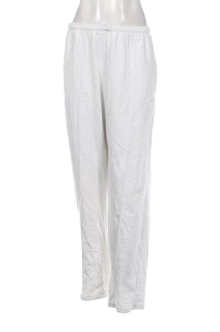 Pantaloni trening de femei Nike, Mărime XL, Culoare Alb, Preț 251,99 Lei, #136946956