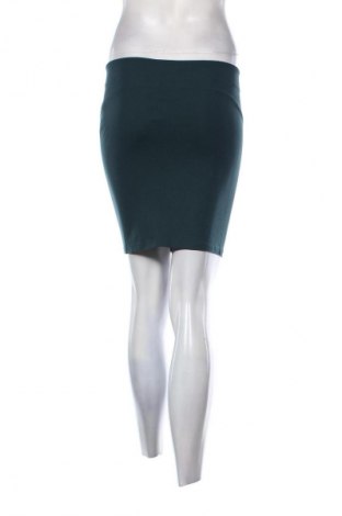 Пола Bershka, Размер M, Цвят Зелен, Цена 2,04 €