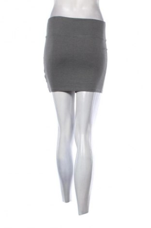 Пола Clockhouse, Размер S, Цвят Сив, Цена 2,04 €