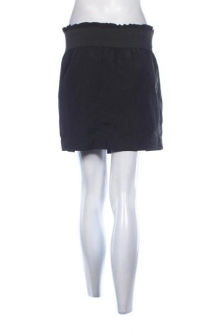 Пола Gina Tricot, Размер M, Цвят Черен, Цена 2,04 €