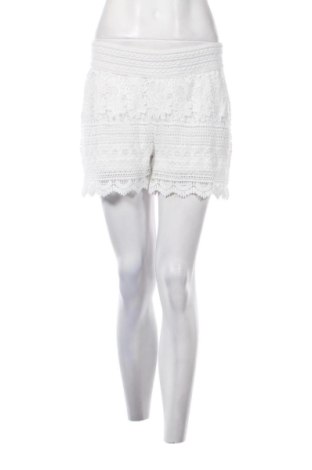 Pantaloni scurți de femei ONLY, Mărime M, Culoare Alb, Preț 44,99 Lei, #136920356
