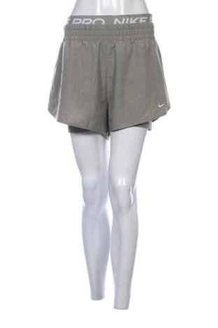 Pantaloni scurți de femei Nike, Mărime XL, Culoare Verde, Preț 167,99 Lei, #136942380