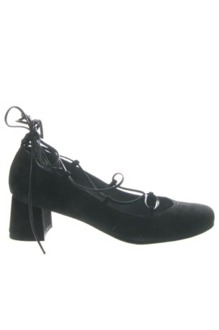 Дамски обувки Stuart Weitzman, Размер 40, Цвят Черен, Цена 163,61 €, #136885522