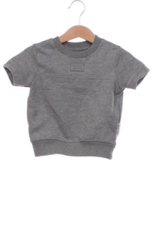 Παιδικό μπλουζάκι DKNY Jeans, Μέγεθος 18-24m/ 86-98 εκ., Χρώμα Γκρί, Τιμή 15,00 €, #136904826