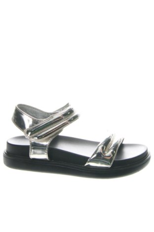 Σανδάλια Unbranded, Μέγεθος 39, Χρώμα Ασημί, Τιμή 23,00 €, #136879234