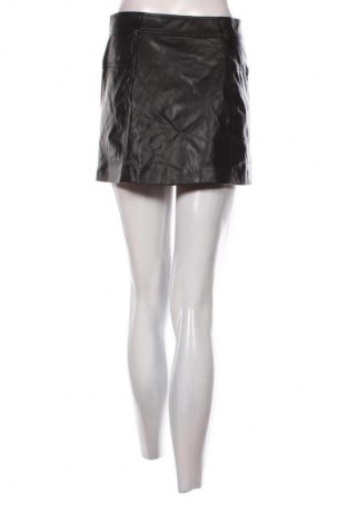 Пола Bershka, Размер S, Цвят Черен, Цена 2,04 €