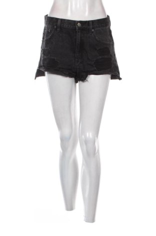 Pantaloni scurți de femei Pull&Bear, Mărime M, Culoare Negru, Preț 81,50 Lei, #137075415