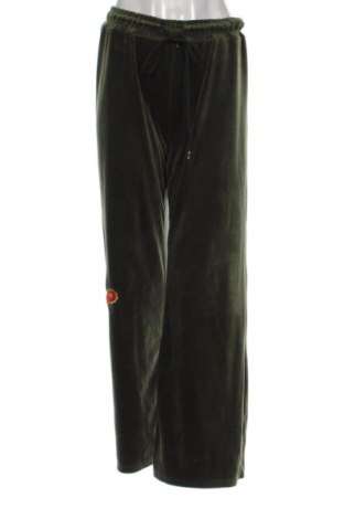Pantaloni trening de femei Unbranded, Mărime M, Culoare Verde, Preț 47,24 Lei, #137105310