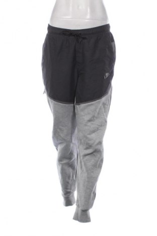 Pantaloni trening de femei Nike, Mărime L, Culoare Multicolor, Preț 156,99 Lei, #132461578