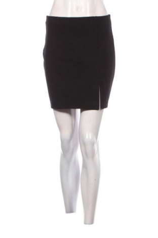 Пола Stradivarius, Размер M, Цвят Черен, Цена 2,04 €