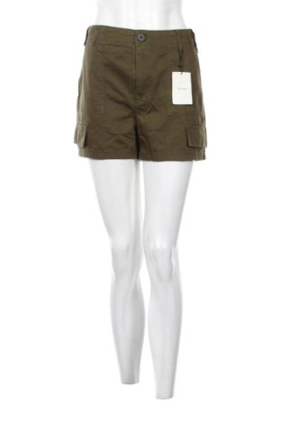 Damen Shorts Bershka, Größe M, Farbe Grün, Preis 9,99 €, #137196256
