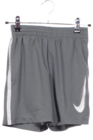 Παιδικό κοντό παντελόνι Nike, Μέγεθος 7-8y/ 128-134 εκ., Χρώμα Γκρί, Τιμή 18,00 €, #137162576