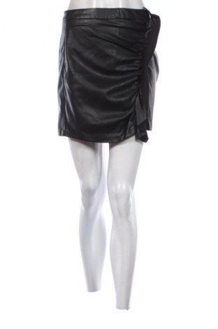 Пола Bershka, Размер M, Цвят Черен, Цена 4,09 €