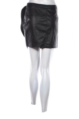 Пола Bershka, Размер M, Цвят Черен, Цена 4,09 €