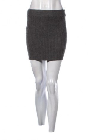 Пола Clockhouse, Размер M, Цвят Сив, Цена 2,04 €