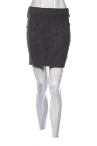 Пола Gina Tricot, Размер M, Цвят Сив, Цена 2,04 €