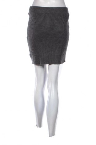 Пола Gina Tricot, Размер M, Цвят Сив, Цена 2,04 €