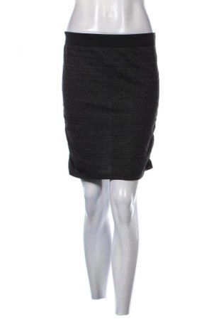 Пола Saint Tropez, Размер M, Цвят Сив, Цена 2,55 €