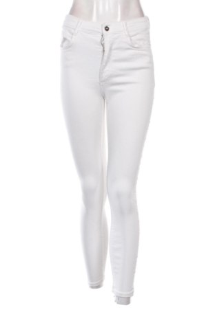 Blugi de femei Zara, Mărime S, Culoare Alb, Preț 62,99 Lei, #137260834