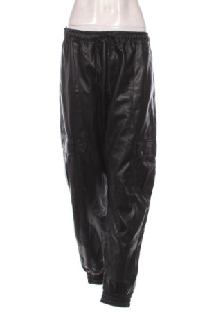 Pantaloni de femei Bershka, Mărime XL, Culoare Negru, Preț 78,74 Lei, #137200618