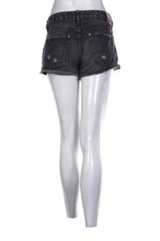 Дамски къс панталон Pull&Bear, Размер M, Цвят Сив, Цена 3,06 €