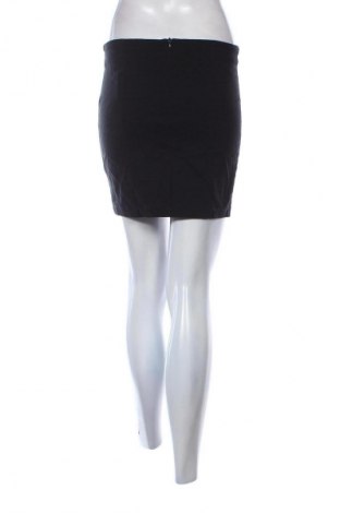 Пола Bershka, Размер M, Цвят Черен, Цена 2,04 €