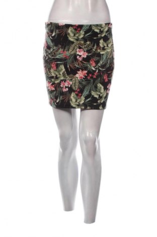 Пола Bershka, Размер S, Цвят Многоцветен, Цена 2,04 €