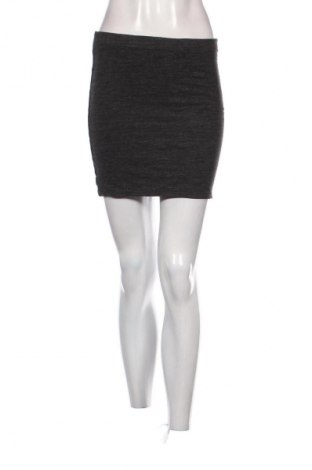 Пола H&M, Размер S, Цвят Сив, Цена 3,06 €