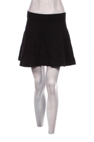 Пола H&M Divided, Размер S, Цвят Черен, Цена 2,04 €