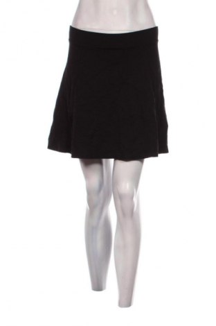 Пола H&M Divided, Размер S, Цвят Черен, Цена 2,04 €