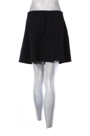 Пола Stradivarius, Размер L, Цвят Черен, Цена 4,60 €