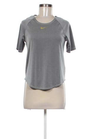 Női póló Nike, Méret S, Szín Szürke, Ár 6 285 Ft, #137325881