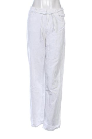 Pantaloni de femei Pull&Bear, Mărime M, Culoare Alb, Preț 128,99 Lei, #137317169