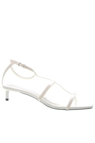 Σανδάλια Bershka, Μέγεθος 39, Χρώμα Λευκό, Τιμή 24,00 €, #137272639